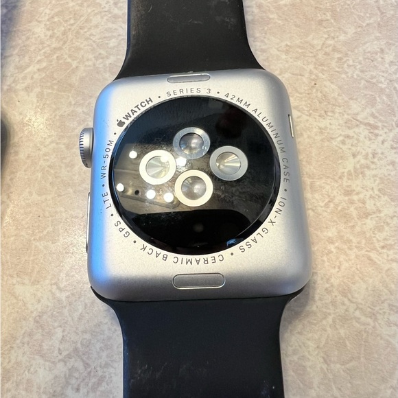 Apple Watch Series 3 42mm & Earbuds - Picture 5 of 5
